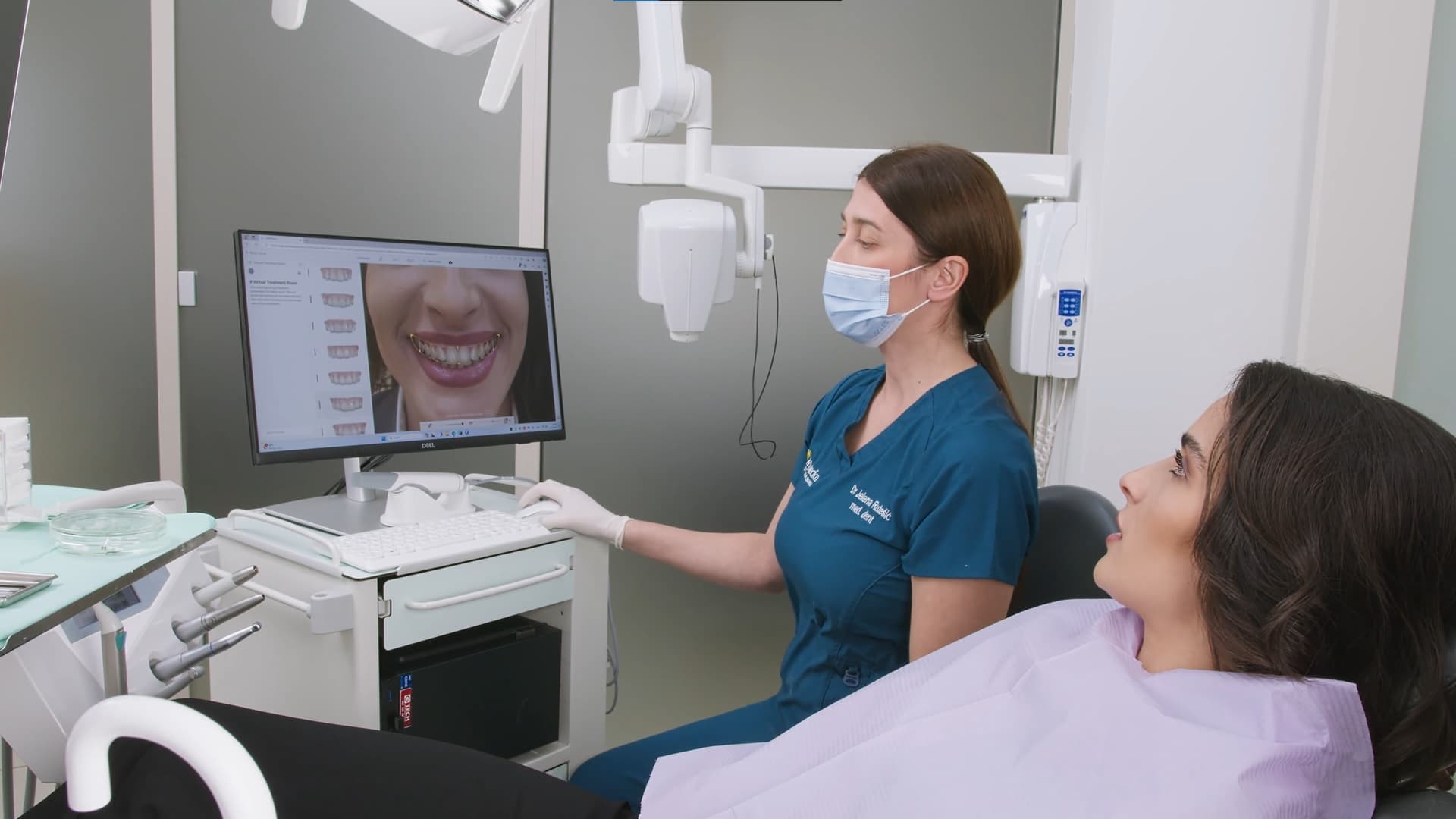 Tandarts toont Smile Design-visualisatie aan patiënt in moderne kliniek